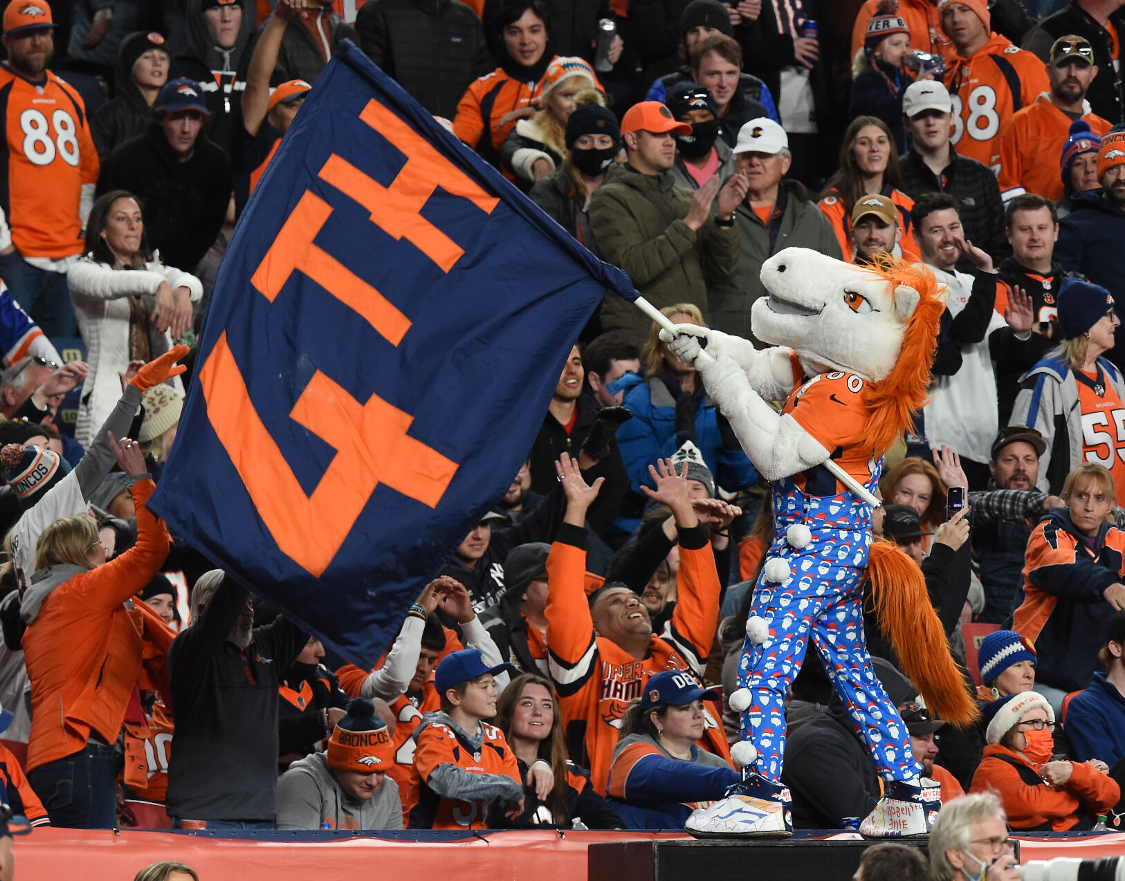 121921-s-dg-bengalsbroncos3085 .jpg